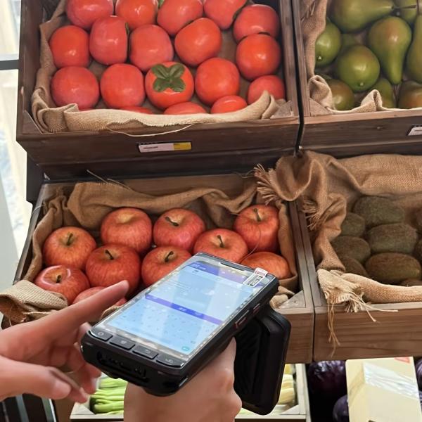 IP65 RFID Smartphone Reader 5.5 Inch Bluetooth UHF RFID Reader 2.0GHz Cloud Connected