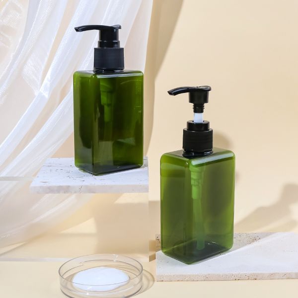 PET plastic pump bottles used in travel and personal care scenarios