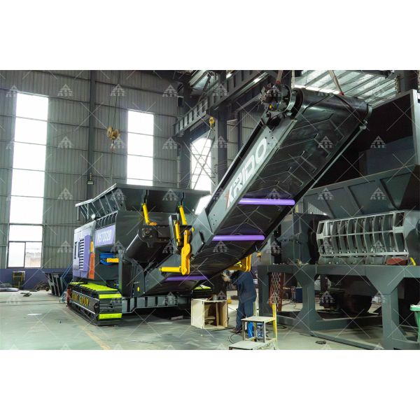 Shredder processing large furniture and waste materials