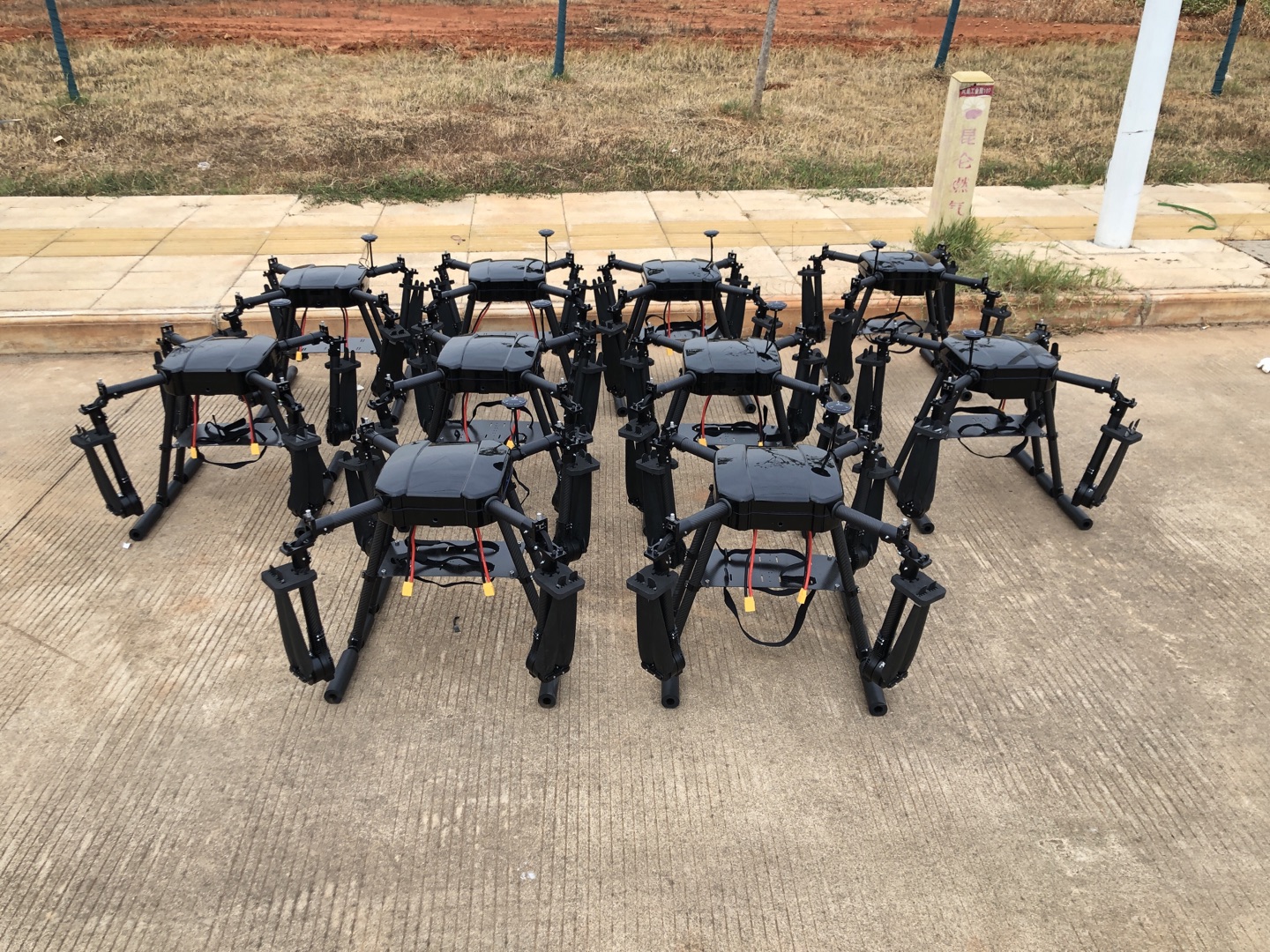 Customizable Payload Black Quadcopter Drone for Cargo Delivery 10km Image Transmission Remote Control for Beginners Hobbyists