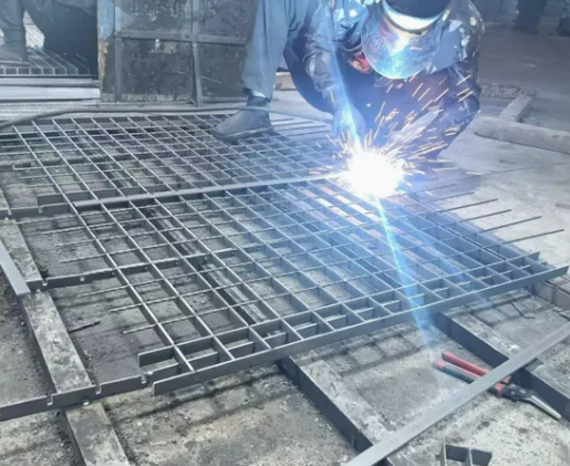 Hot Dipped Galvanized Steel Grating with Slip-Resistant Surface and Customizable Sizes for Industrial Use