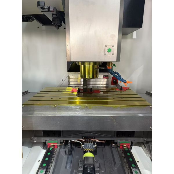 4 Axis Rotary Spindle VMC855 CNC Vertical Milling Machine Roller Guide BT40 Taper Belt Drive System