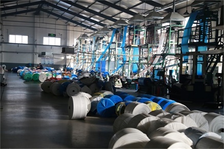 Plastic Polythene Disposable Medical Apron LDPE/HDPE Black Flat pack Aprons on roll Smooth Embossed Yellow Pink