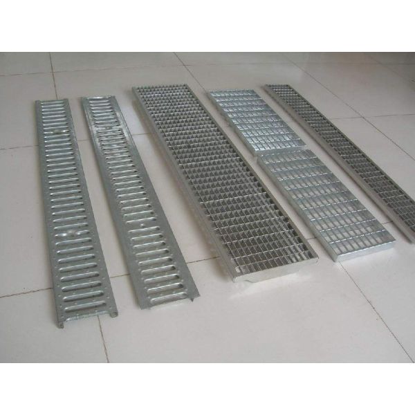 SGS Metal Grates For Driveways / Rectangular Gutter 50 / 100mm Twisted Bar Pitch