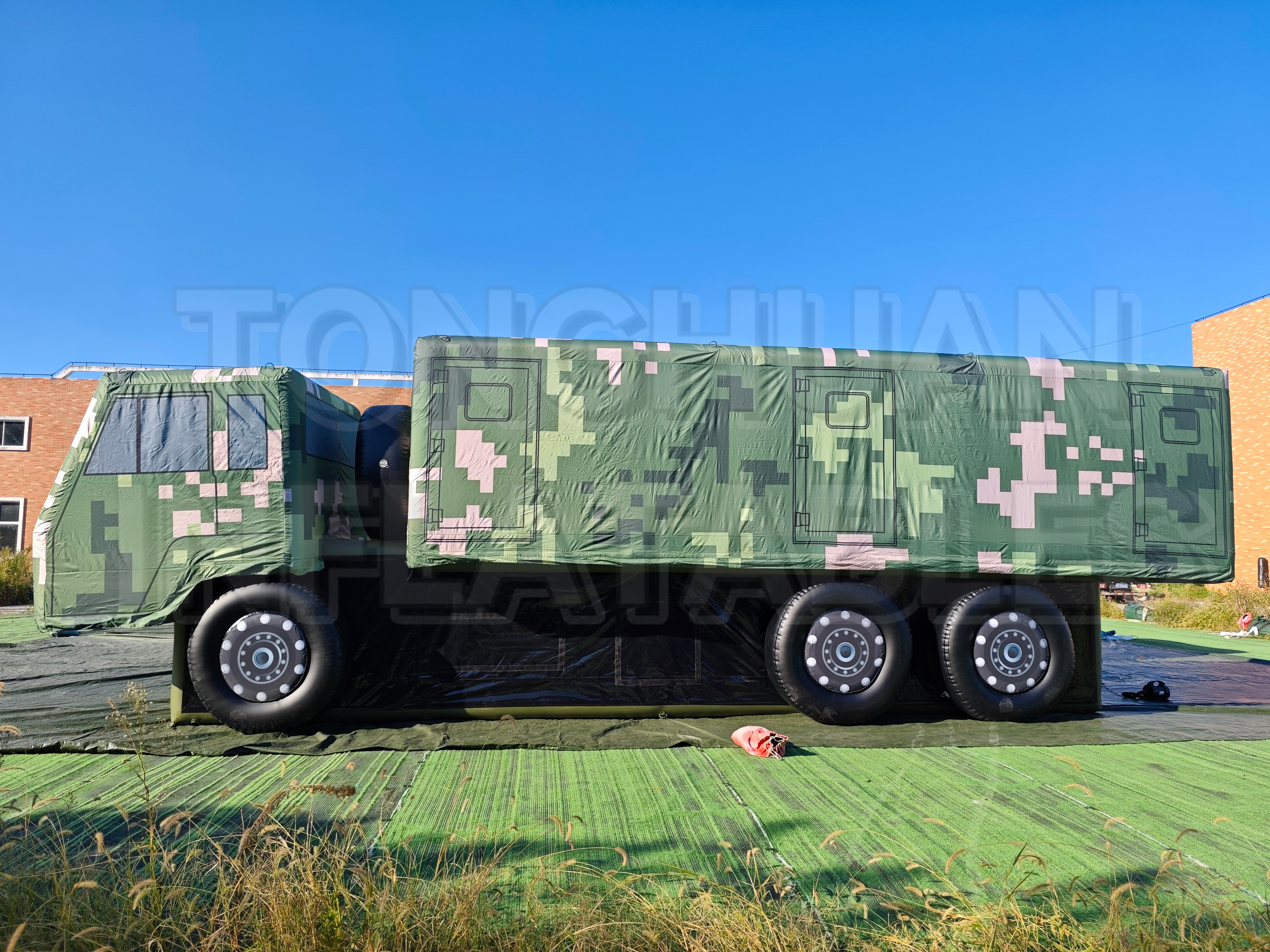 Inflatable Support Vehicle Simulation Model with Custom Size Equipment Cabin Wheel Configuration and Camouflage Artwork for Exhibitions Training