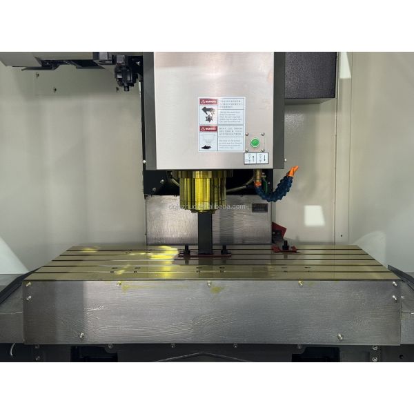 Compact Structure VMC855 CNC Machine Center Roller Linear Guide Stable Metal Processing Milling System