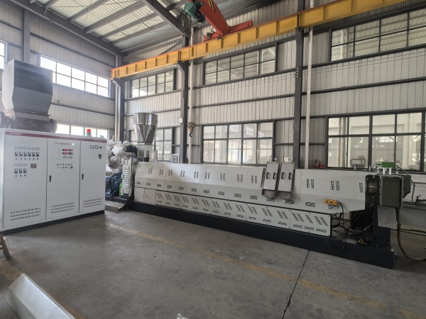 Low Rotating Speed And Stable Crushed HDPE PP Flake Plastic Pelletizing And Recycling Machine