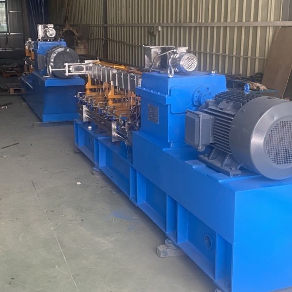 High Efficiency Twin Screw Extrusion Machine Plastic Modification Pelletizing Equipment With PLC Intelligent Control