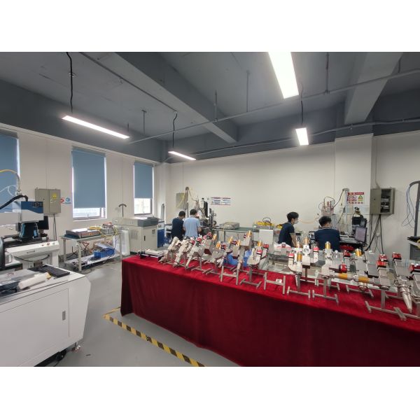Operation view of HW YAG-Diode Hybrid Laser Welding Machine in use