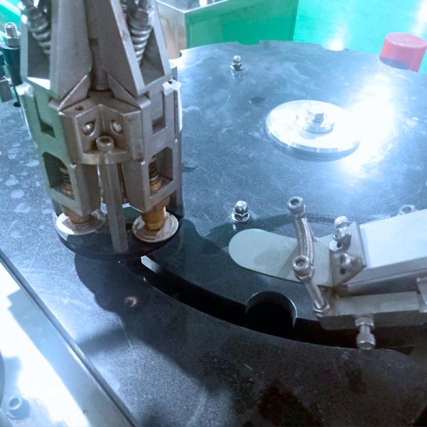 Locking Cap Wine Bottle Screw Capping Machine with Provided Video Outgoing-Inspection