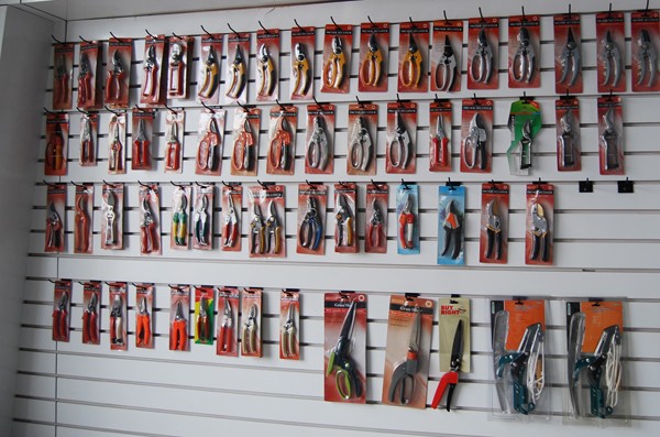 Upgrade Your Garden with SE761 Garden Shear Carbon Steel Blade and Anti-Slip Grip