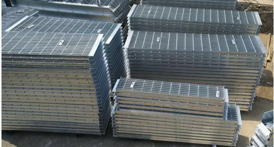Hot Dipped Galvanized Steel Grating with Serrated Surface and Customizable Sizes for Industrial Walkways