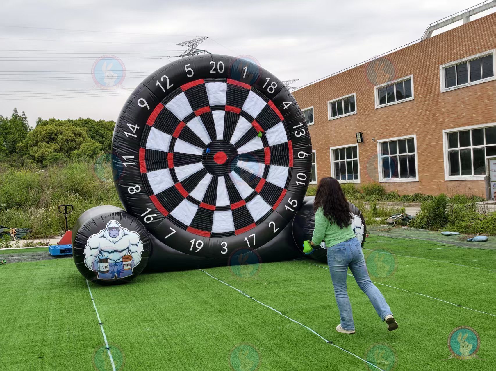 Commercial Giant Inflatable Axe Throw Game with Soft Foam Axes for Carnival, Events & Team BuildingGiant Sticky Axe Throwing Target for EventsCommerci