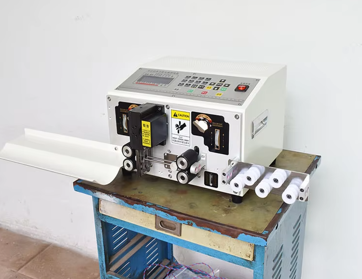 Automatic cutting wiring machine