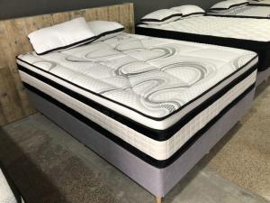 Buy cheap Queen Size Memory Foam Mattress Night Therapy High Density Customized Color product