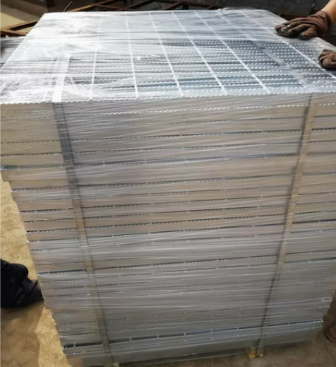 Hot Dipped Galvanized Steel Grating with Serrated Surface and Customizable Sizes for Industrial Walkways