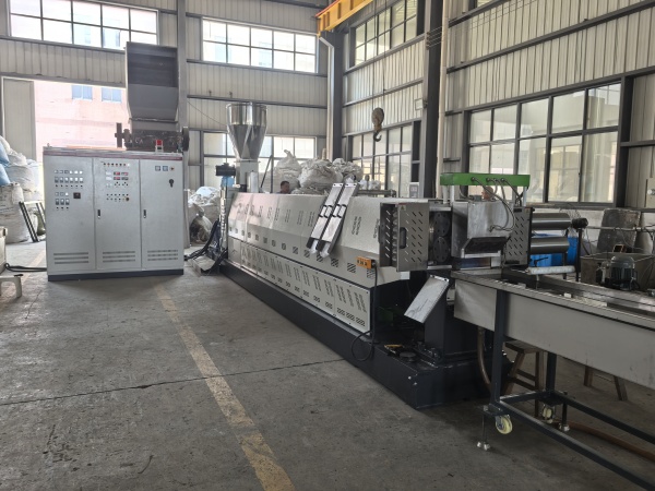 Low Rotating Speed And Stable Crushed HDPE PP Flake Plastic Pelletizing And Recycling Machine