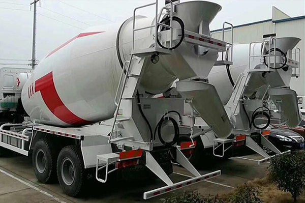 High Efficiency 4x2 Concrete Mixer Truck 3-5 CBM With Right Hand Drive