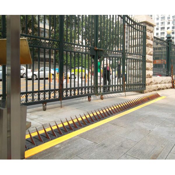 Steel Tyre Spike Barrier Hydraullic Anti Terrorist Safeway System For Road Safety