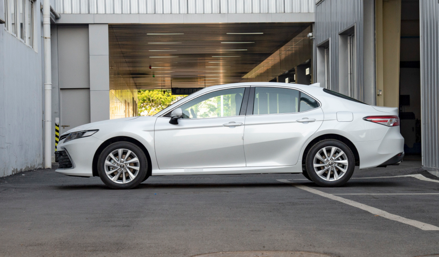 Naturally aspirated 2023 2024 To-yota C-amry 2.0 L 177 horsepower Hybrid car made in 0km used cars to-yota and with a